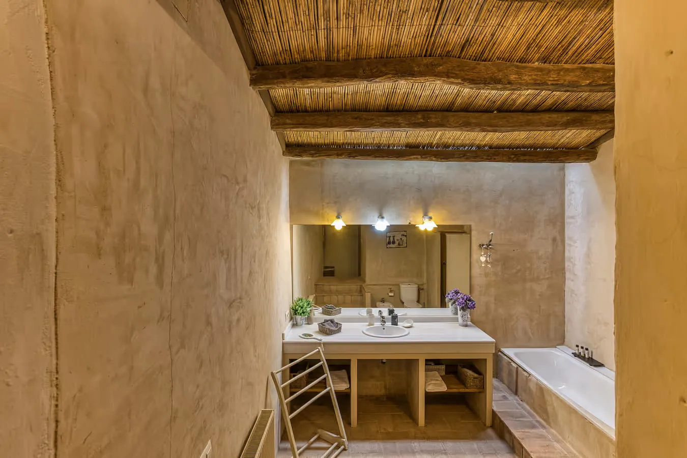 En-suite bathroom, guest room