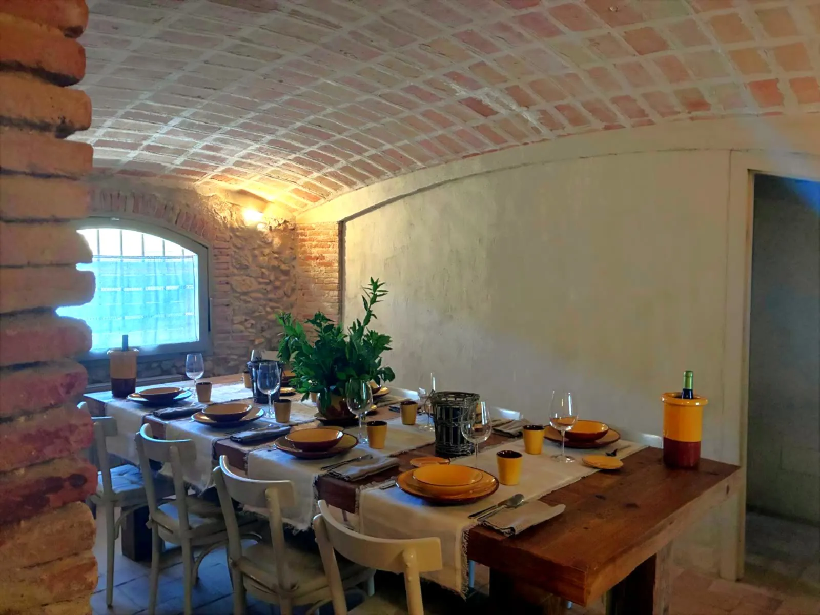 Vaulted dining room for 14 guests