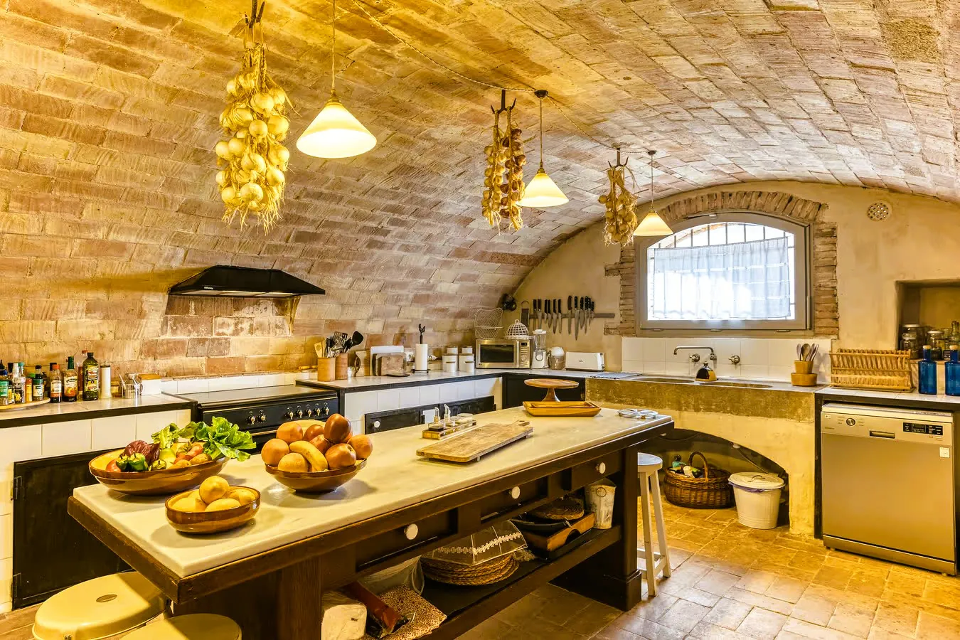 Traditional vaulted kitchen, fully equipped